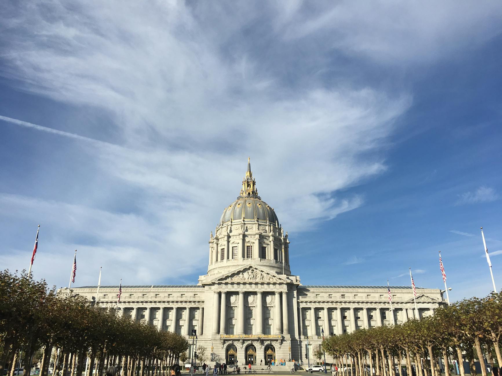 Majestic view of San Francisco City Hall with clear blue sky and classic architecture.